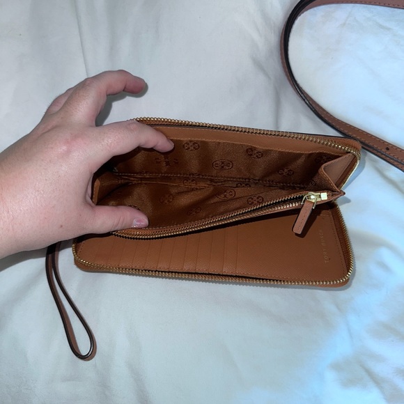 Tory Burch - Robinson Tote and Robinson Continental Zip Wallet - Picture 10 of 12